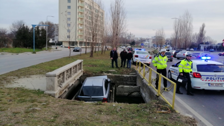 FOTO VIDEO| Beat la volan, a intrat cu mașina direct într-un canal din Mamaia